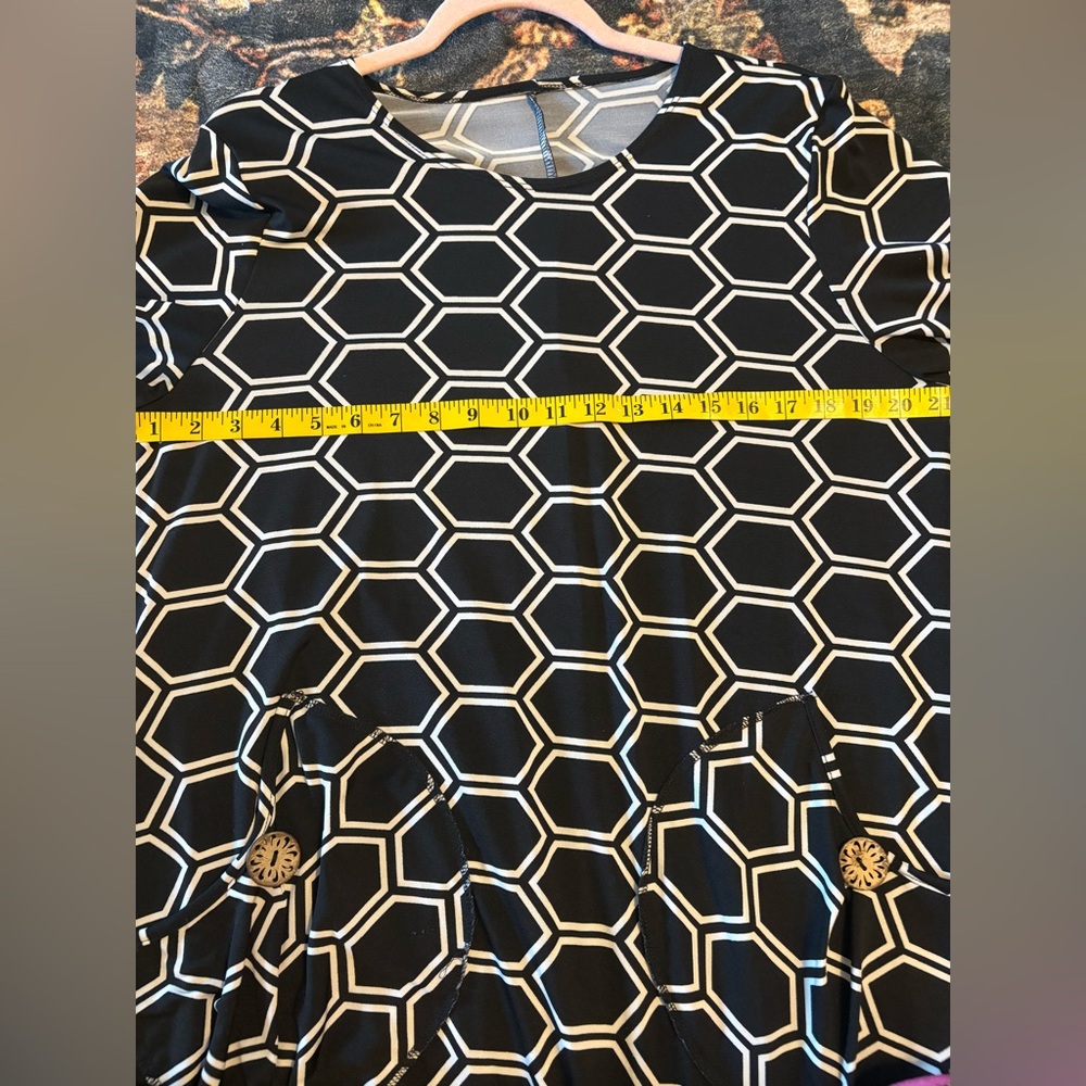 Beautiful honeycomb dress - Picture 4 of 7